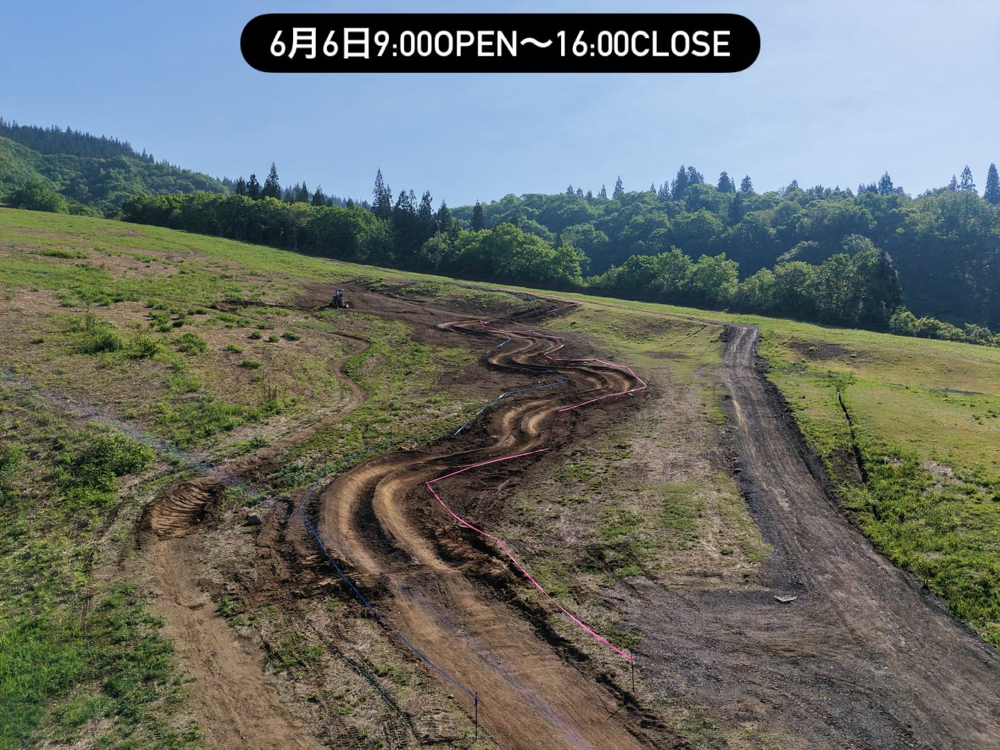 本日6月6日パークオープンします。
今朝方、ちょっと雨が降りましたがいい感じにシットリしてコンディションは良好です。

日中、小雨が降るかもしれませんが通常オープンします！
（天候の急変でクローズになる可能性もあります。）