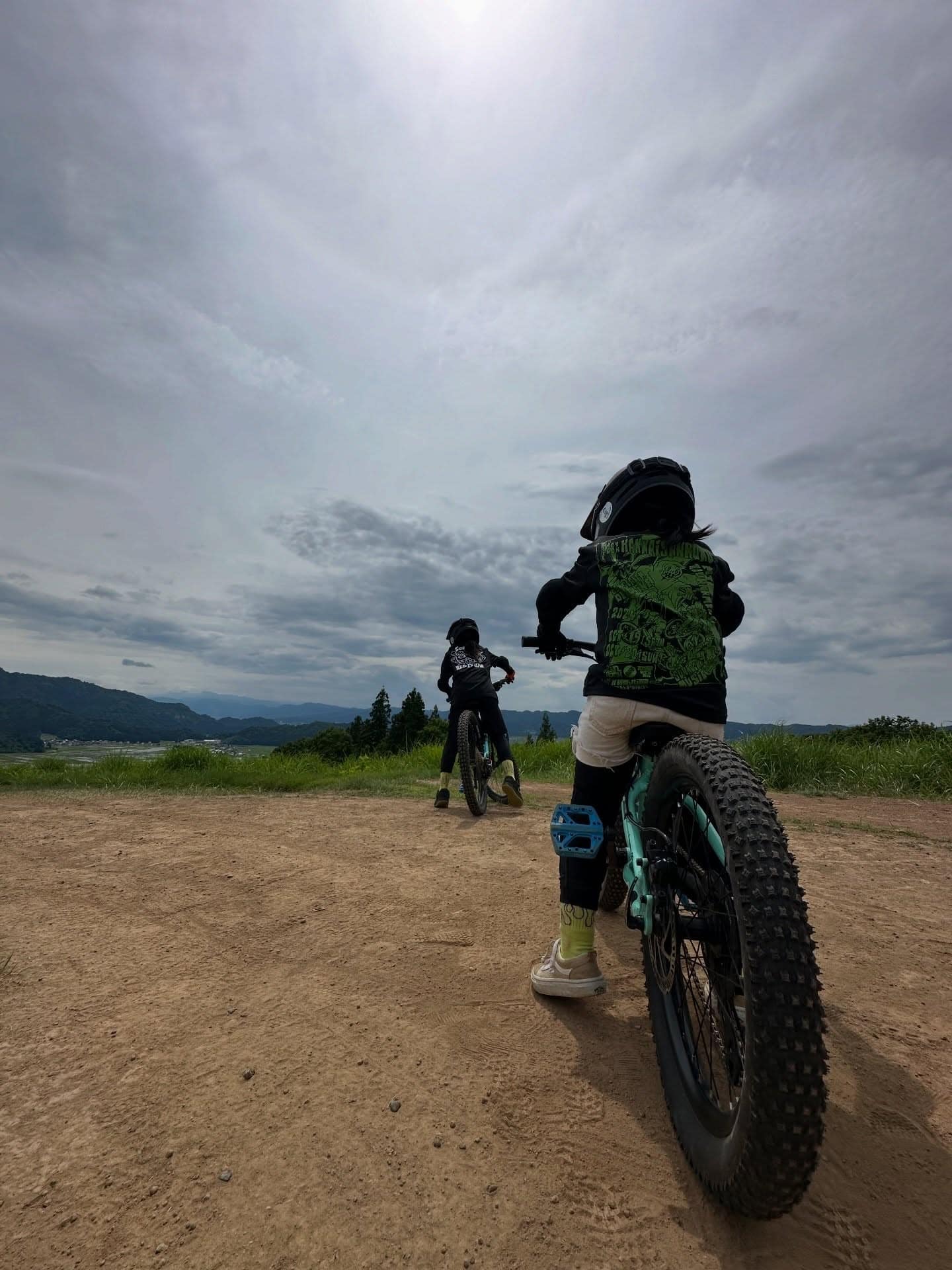 本日、たくさんご来場いただきましてありがとうございました✨
午前はマウンテンバイクファーストチャレンジということでキッズ、女性、親子の方などたくさんの方に体験していただきました✨
午後からも地元の方々もぞくぞくときて40名以上のご来場いただきました。

初めてマウンテンバイクに乗った方が多くいましたがみなさん本当にスムーズに走っていました✨キッズたちは何本も走ってました^ ^
放課後のマウンテンバイククラブに入りたい！って言ってくれた子もいました😭

ファーストチャレンジはまた今月中に開催したいと思います！すぐ枠が埋まってしまいますのでインスタ等チェックよろしくお願いします🥺