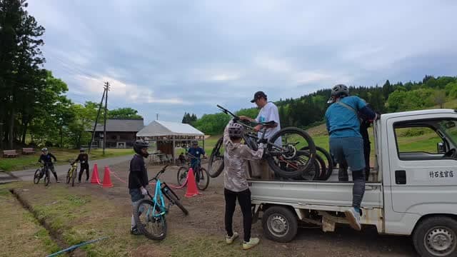 本日もサンロクパーク賑わっておりました！
35名ほどお客さんがきていましたが半分県外からの方でした！
ターミナルに宿泊いただいてる方もいたりで大変嬉しいです。

今日も初めてマウンテンバイクを体験してくれた方が4名ほどいたり今シーズンはご興味持ってくれてる方がたくさん来られてます✨
みなさん帰り際にはいい笑顔で帰られる姿をみてハッピーな気持ちになります。
わからないことや走ってみたいって方はお気軽にメッセージいただければ対応します^ ^

明日5月4日は予報では雨っぽいです。朝6時くらいにパークオープンするかを判断いたします。